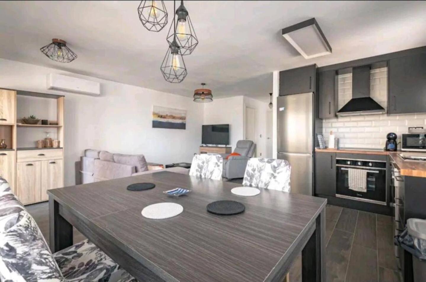 Stylish & Fully Furnished 3 Bedrooms Flat -4 Min Walk To Beautiful Beach Alicante Esterno foto